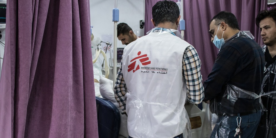 無國界醫生救援人員在蘇萊曼尼亞的急診醫院治療病人。©MSF/Sacha Myers