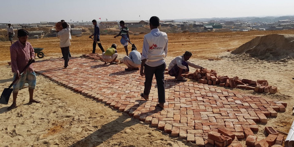 沙地在雨季時會變得非常不穩定，必須鋪上磚塊以鞏固地面。©MSF