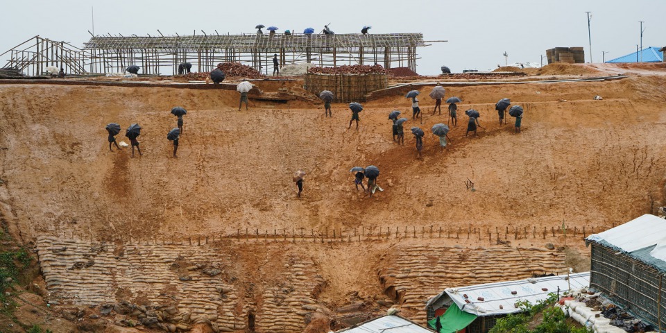 工人們站在小山上試著預防大雨沖毀脆弱的建築物及土坡。©Dalila Mahdawi/MSF