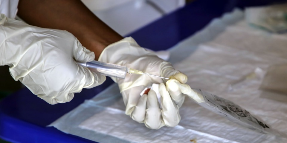救援人員正在準備5種研發中的新藥的其中之一。©Carl Theunis/MSF