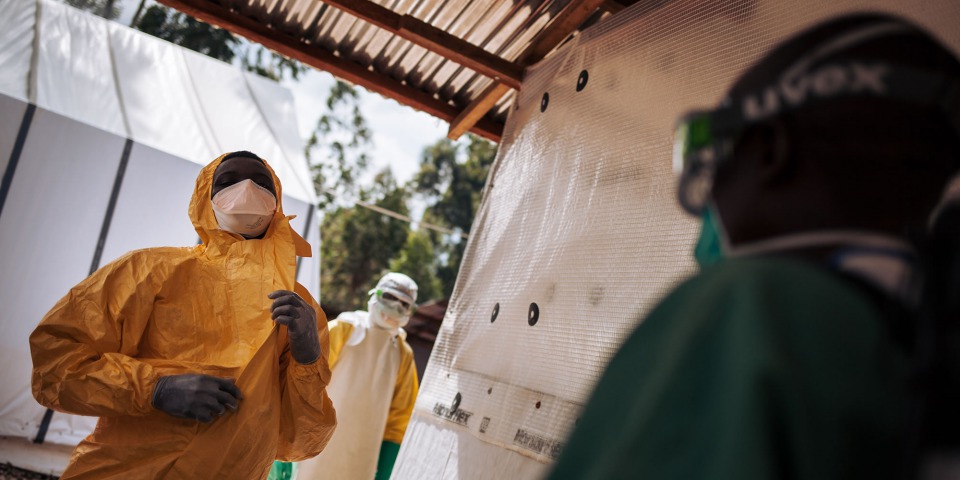 一名救援人員在高風險區完成工作，準備進行消毒。©Alexis Huguet