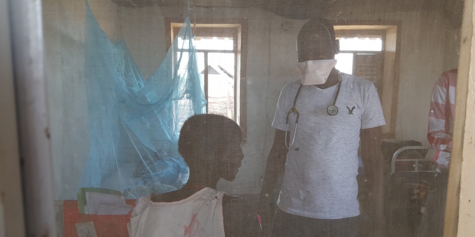 ©Amandine Colin / MSF 早上九時,登格醫生開始巡房,包括結核病隔離病房。他說:「我主要去看新症,跟進他們的檢查,看看他們有否患上結核病。在巡房過程中,我會要求作一些檢查、為病人診症、並跟進治療的效果。如果情況穩定,我會讓他們出院。」 ©Amandine Colin / MSF 早上九時,登格醫生開始巡房,包括結核病隔離病房。他說:「我主要去看新症,跟進他們的檢查,看看他們有否患上結核病。在巡房過程中,我會要求作一些檢查、為病人診症、並跟進治療的效果。如果情況穩定,我會讓他們出院。」