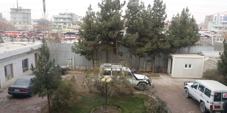 基於安全理由,國際救援人員不可擅自離開醫院,只能從醫院遠眺外面的情況。相片來源:林素靜