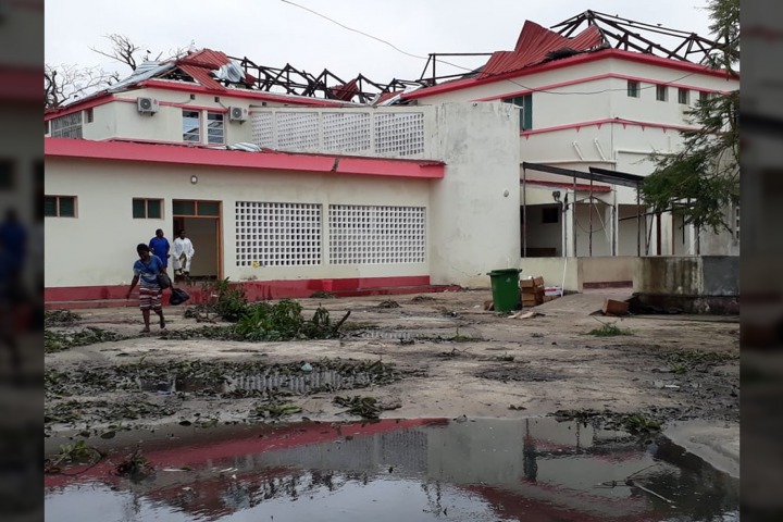 莫三比克貝拉市的衛生中心在風災中受損，屋頂被毀。© MSF