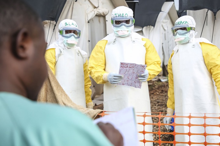 無國界醫生在剛果民主共和國曼吉納應對伊波拉疫情。©Carl Theunis/MSF