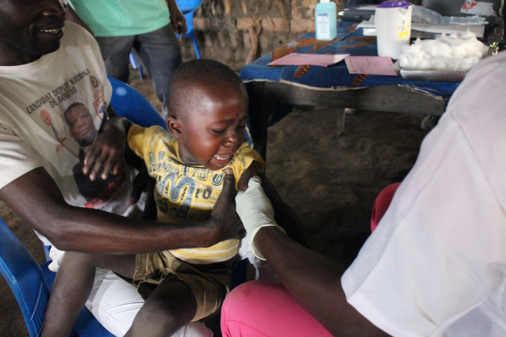 MSF 的護理師為一個五歲以下的孩子施打疫苗。©Franck Ngonga/MSF