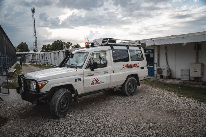 一輛無國界醫生的救護車在海地太子港泰巴爾醫院外。攝於2021年。