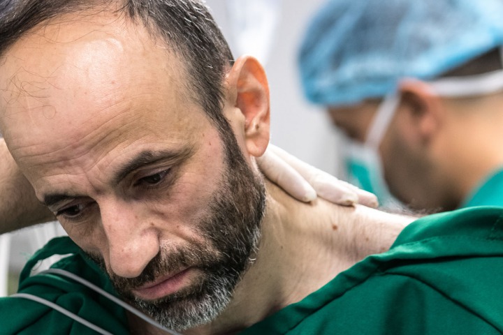 42歲的納許萬（Nashwan，姓名經過更改以保護病人隱私）正於摩蘇爾東部的一所術後護理設施中，準備接受外科手術。 ©MSF/Sacha Myers