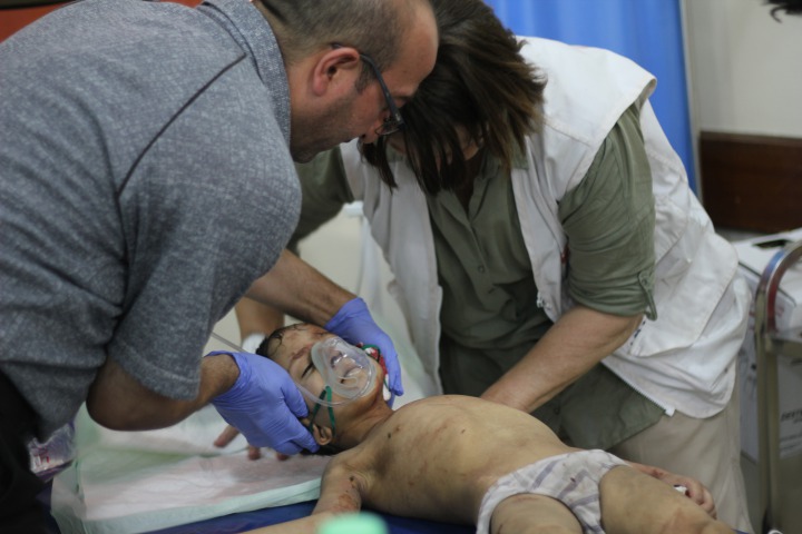 在西摩蘇爾無國界醫生的員工照顧一位從舊城前線被送過來的男孩，因爆炸造成鮮血大量從他的耳朵湧出。© Jacob Kuehn