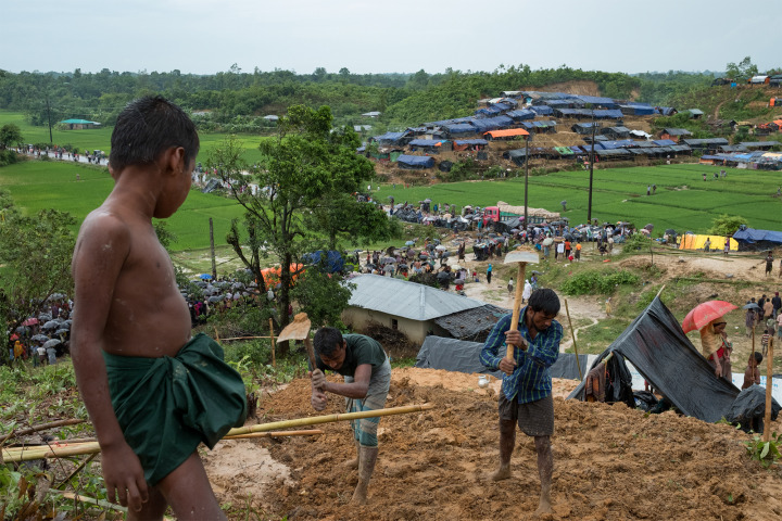 在孟加拉的難民們以塑膠布和竹枝在空地建起臨時帳篷。©Antonio Faccilongo
