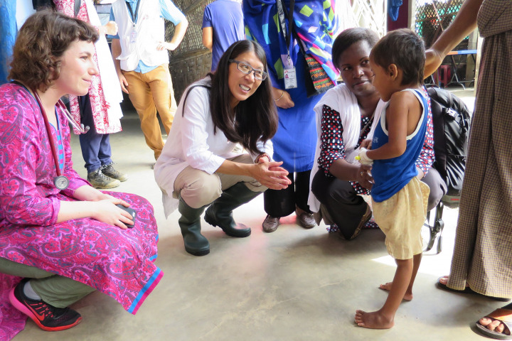 無國界醫生（國際）主席廖滿嫦醫生（左）在庫圖巴朗的無國界醫生診所，遇見一名感染破傷風的10歲女孩，她正在康復。© Amelia Freelander/MSF