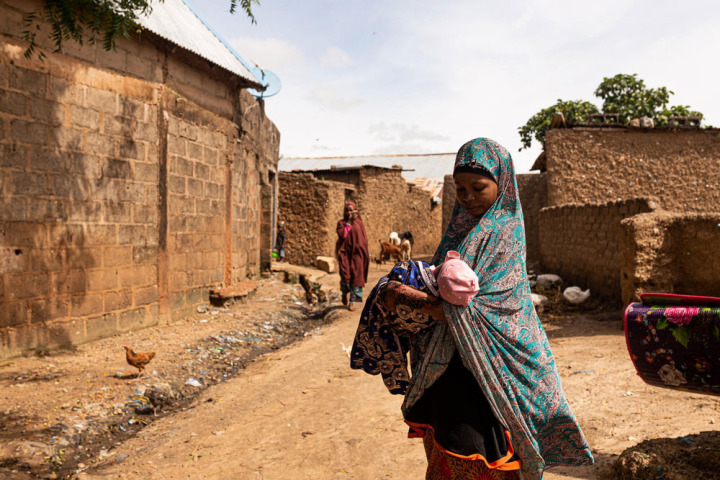 初為人母的阿米娜．塔希拉出院後抵達辛卡菲鎮的家中。奈及利亞，2025年9月。©Nnoli Amarachi