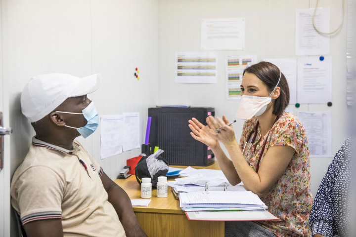 TB-PRACTECAL臨床試驗助理研究員鄧恩醫生為一名病人進行諮詢。©Oliver Petrie/MSF