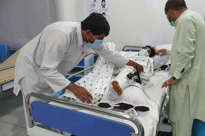 在昆都茲創傷醫院的急診室，醫護人員為一位被炸彈炸傷的骨折患者治療。©Stig Walravens/MSF