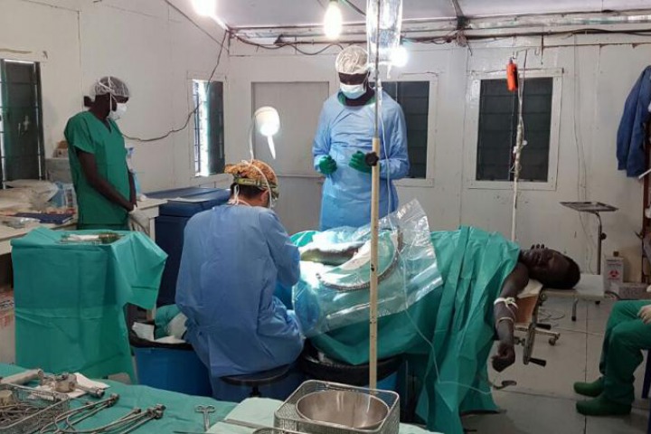 陳健華醫生在新設立的手術室為病人做手術。© Akin Chan