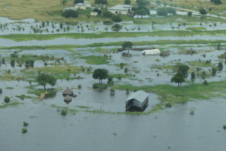 聯合州李爾縣（Leer）部分淹沒於洪水中的建築和房屋。2021年，南蘇丹。© MSF/Tomas Bendl