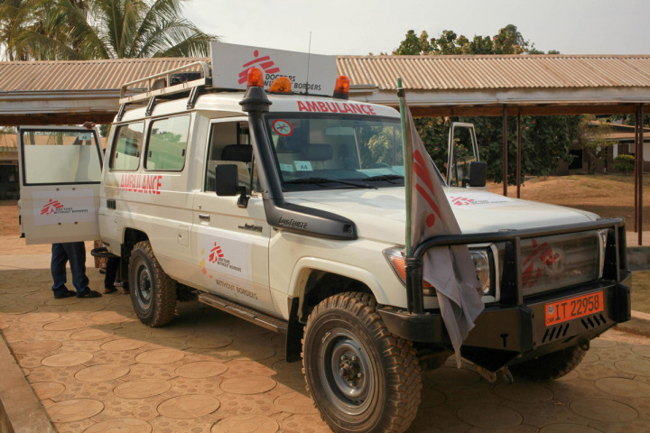 在馬姆費醫院前的無國界醫生救護車。攝於2021年2月。©Scott Hamilton/MSF