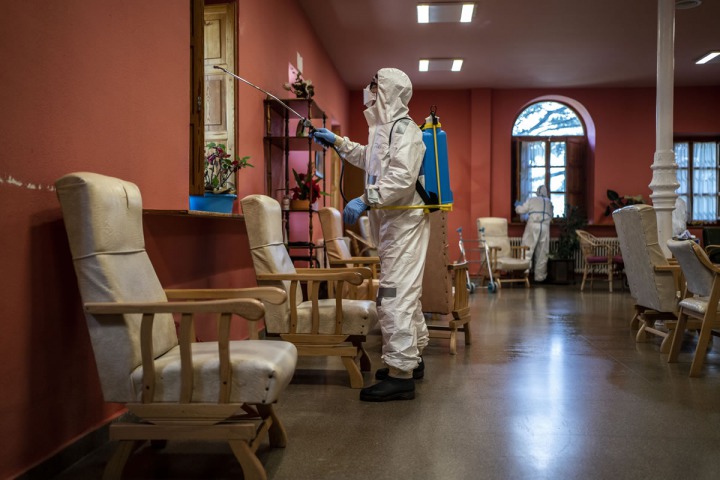 新冠肺炎疫情期間，無國界醫生在西班牙一所老人照護之家進行消毒工作。