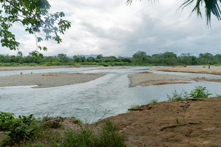 流經奇基多的一條河，人們通常徒步或搭獨木舟抵達這裡。©MSF/Sara de la Rubia