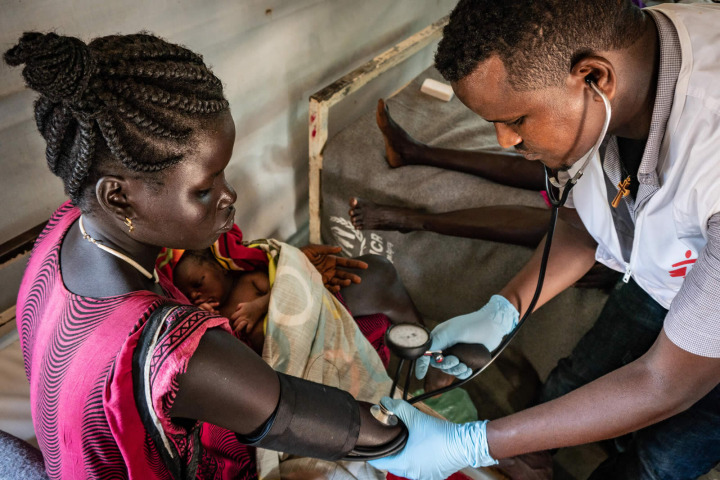 救援人員為一名南蘇丹難民及她的孩子診斷。攝於甘貝拉地區。 ©Susanne Doettling/MSF