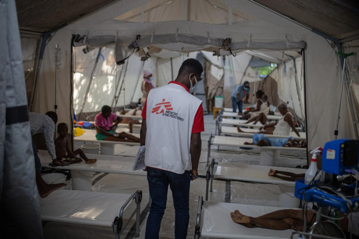 一位健康推廣員在霍亂治療中心巡視病患。© MSF/ALEXANDRE MARCOU