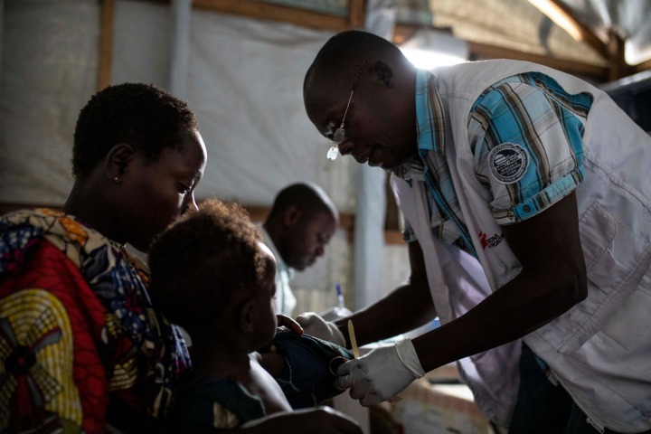  無國界醫生的護理師為罹患麻疹的小孩提供照護。©Pablo Garrigos/MSF