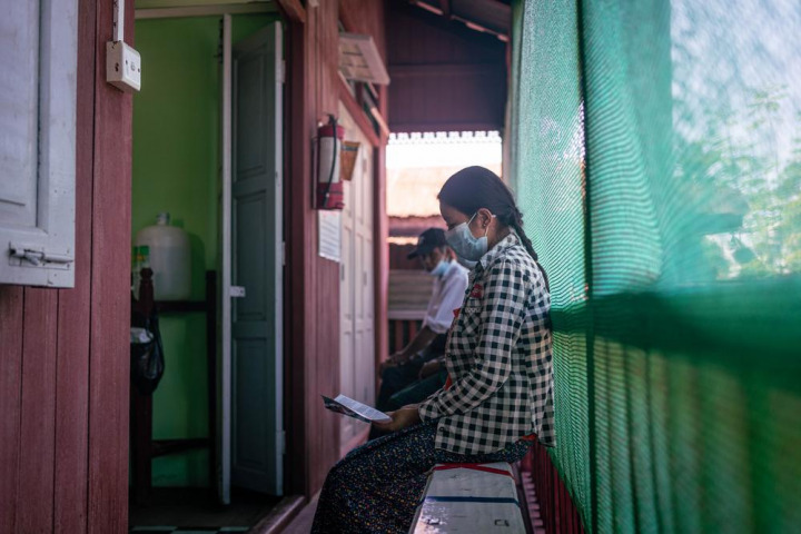 24歲的Ma Sabai，出生就是HIV帶原者，在17歲時確診。正在MSF 克欽邦勐拱的診所候診，2021年。© Ben Small/MSF