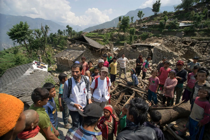 2015年尼泊爾發生大地震時，無國界醫生團隊到達丁區的庫尼村（Kuni village, Dhading District）設立行動診所。