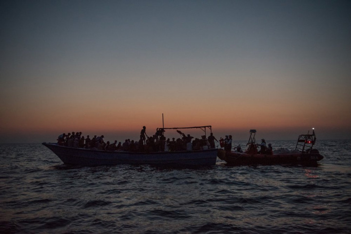 Geo Barents 的夜間搜救行動，從擁擠的木船上救下 188人，2021年8月15日。©Vincent Haiges
