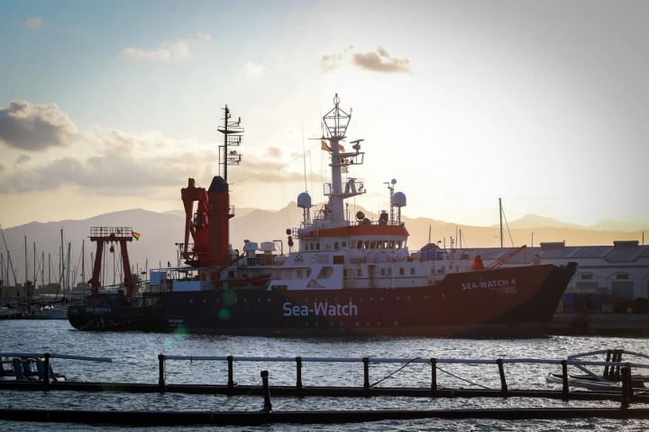 海洋觀察四號在西班牙的港口，準備出發前往第一次地中海救援任務。