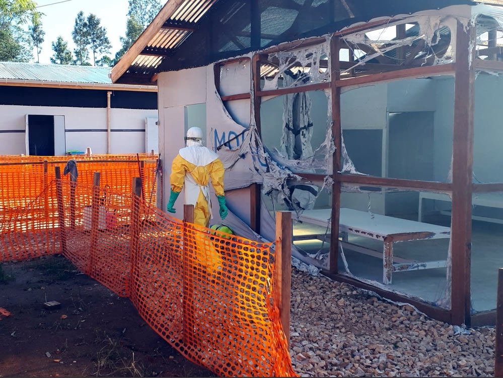 伊波拉治療中心遇襲,直接影響到伊波拉病人和當地社區。MSF認為,伊波拉應對措施的選擇權應交回病人和家屬手上,並應以社區的狀況為核心。©MSF