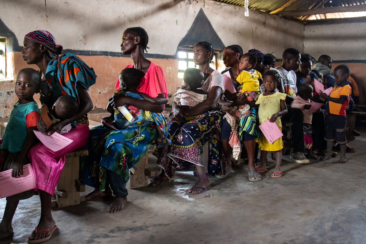 父母帶著孩子排隊等待注射麻疹疫苗。©Franck Ngonga/MSF