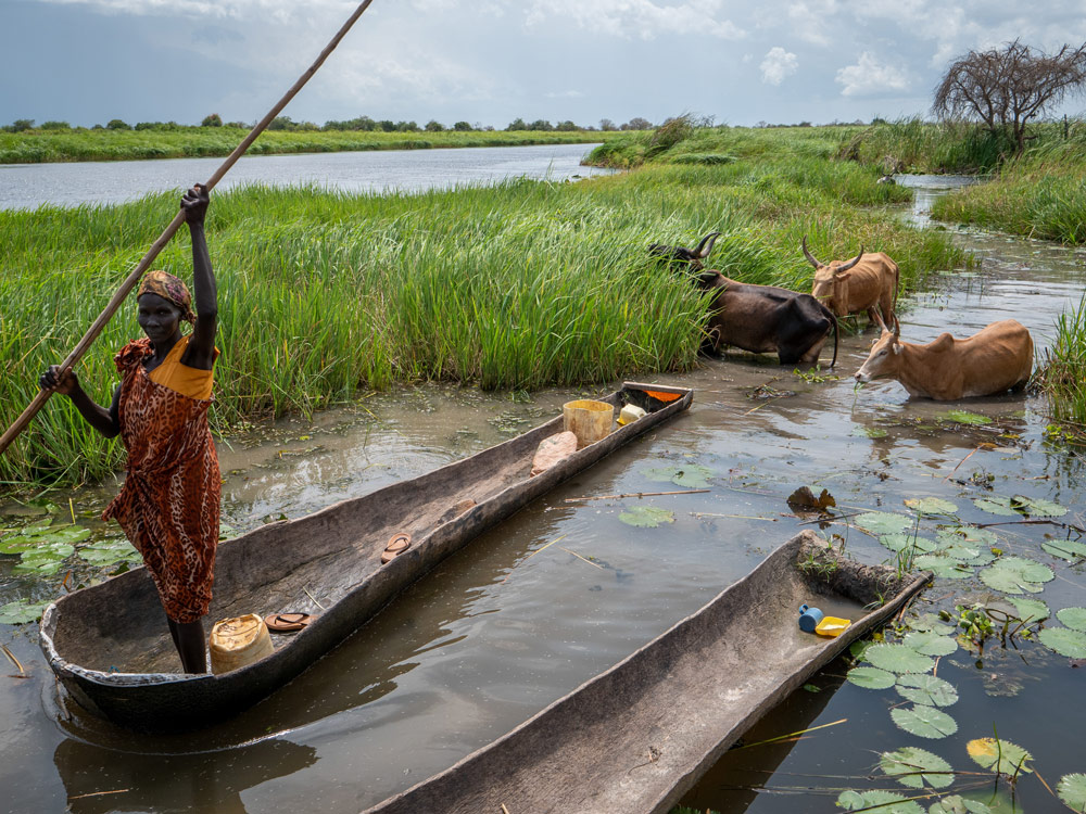 MSB136481-south-sudan-woman-canoe.jpg
