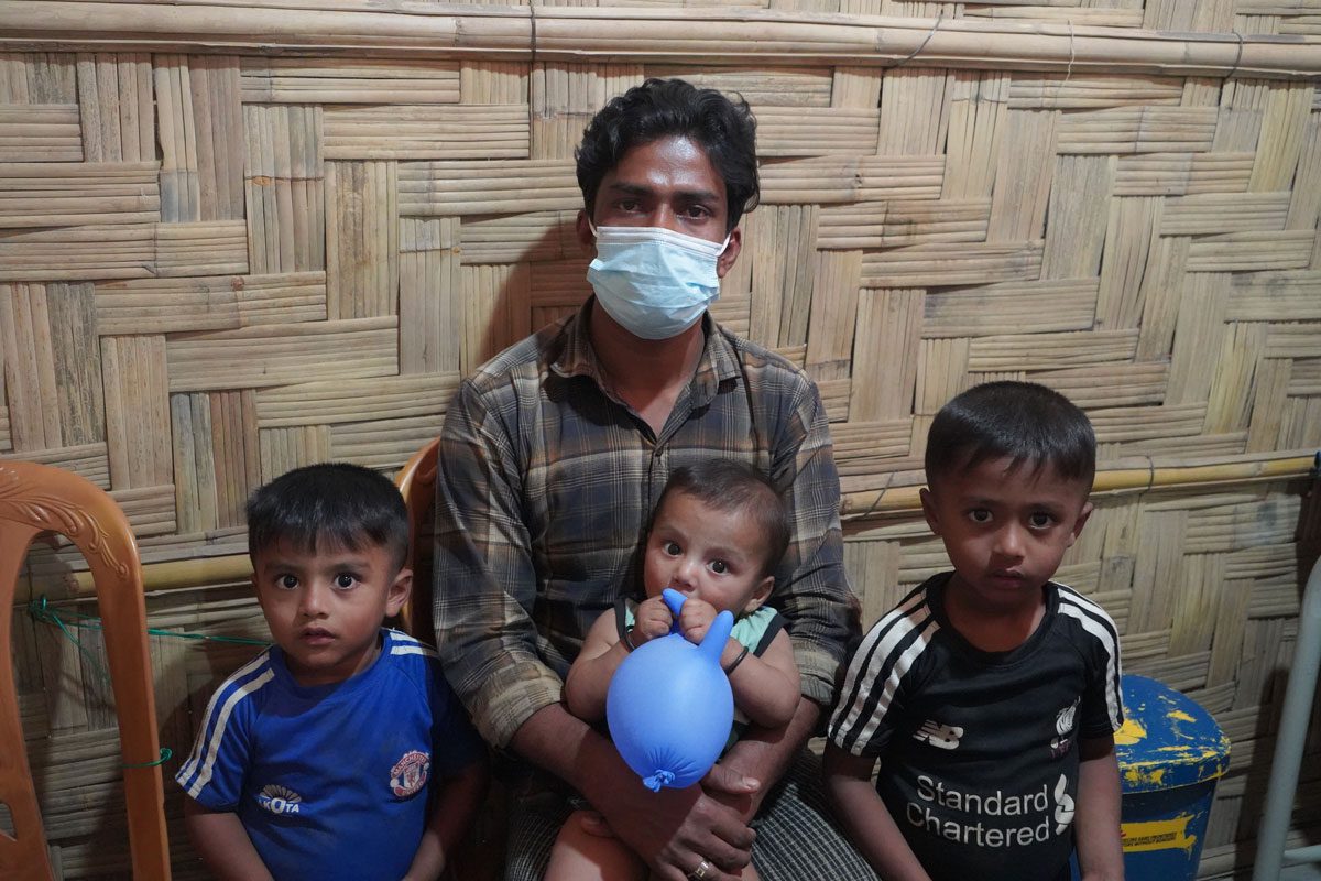 MSB152952-rohingya-scabies-ajmot-sons.jpg