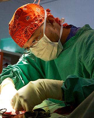 來自台灣的外科醫生趙鈞志也曾參與無國界醫生在阿富汗的救援任務，圖為他在昆杜茲無國界醫生的創傷治療中心內，正為病人進行手術。