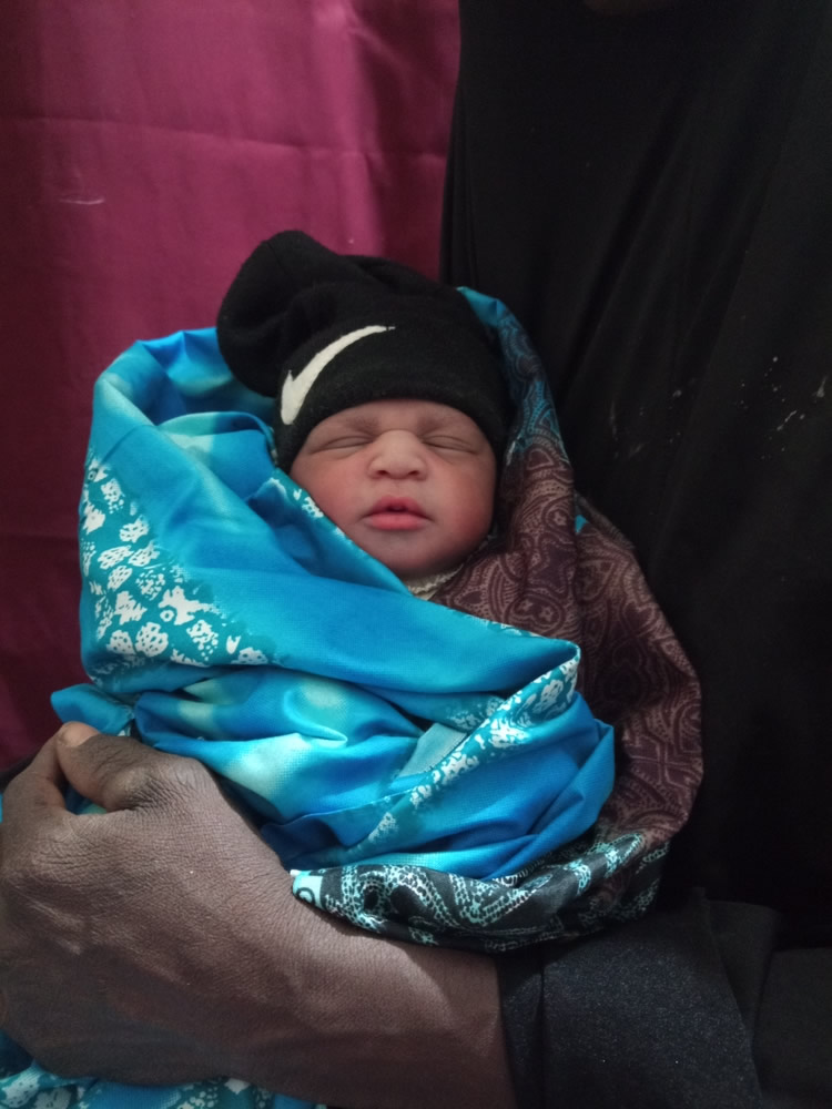 我們在尼日的產房裡迎來的第一個嬰兒，是個美麗的女孩，她體重2,750克，出生於1月1日下午1:25。