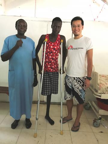 經過術後照護,Akok 的康復進度十分理想,又能用柺杖隨心所欲的四處走動。
