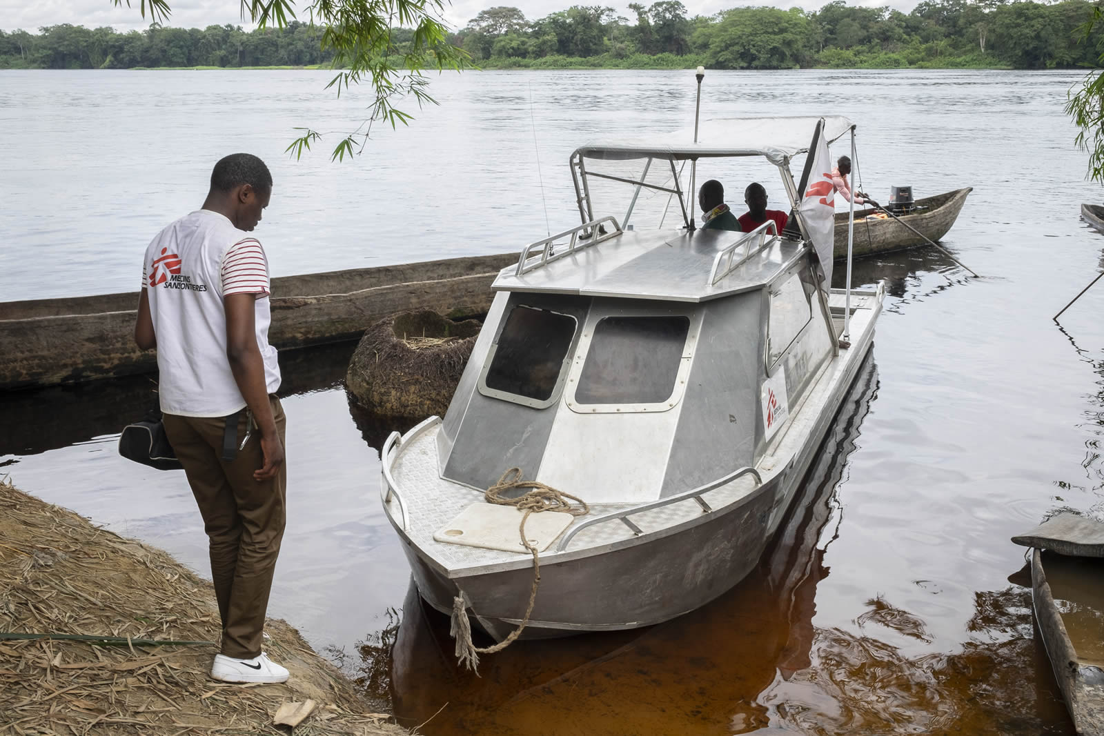 ebola-11-break-drc-boat-transport.jpg