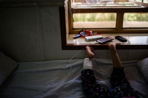 阿里的女兒迪瑪與家人逃離摩蘇爾過程中,遭地雷炸傷腿部,她的父親說她的康復進度良好。© Diego Ibarra Sánchez/MEMO