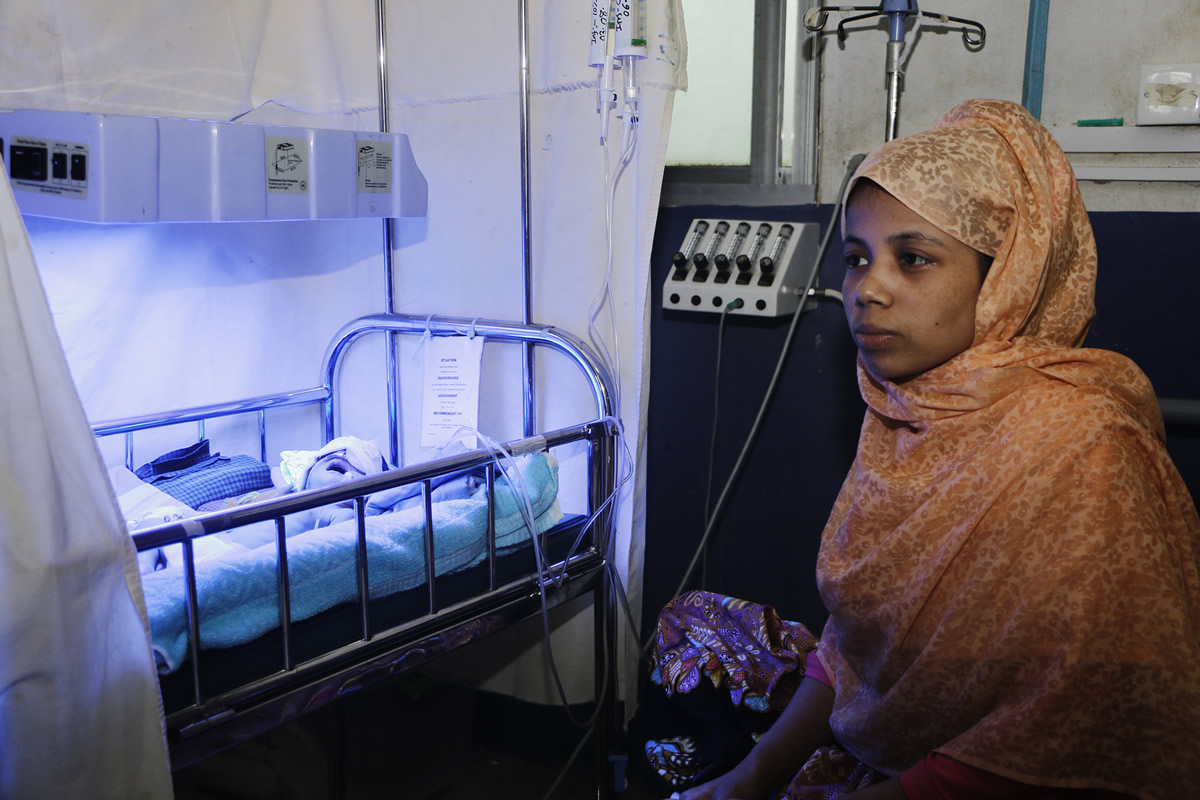 羅興亞難民25歲的阿尤比與她只出生了十天的孩子。攝於科克斯巴扎爾區的戈亞瑪拉母嬰健康醫院。