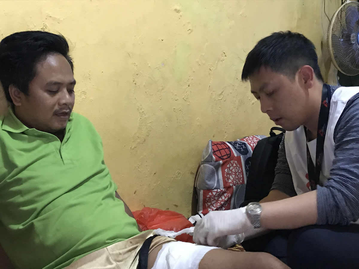無國界醫生的醫師正幫35歲的普旺托的傷口敷藥。普旺托和妻子是巽他海峽海嘯的生還者。