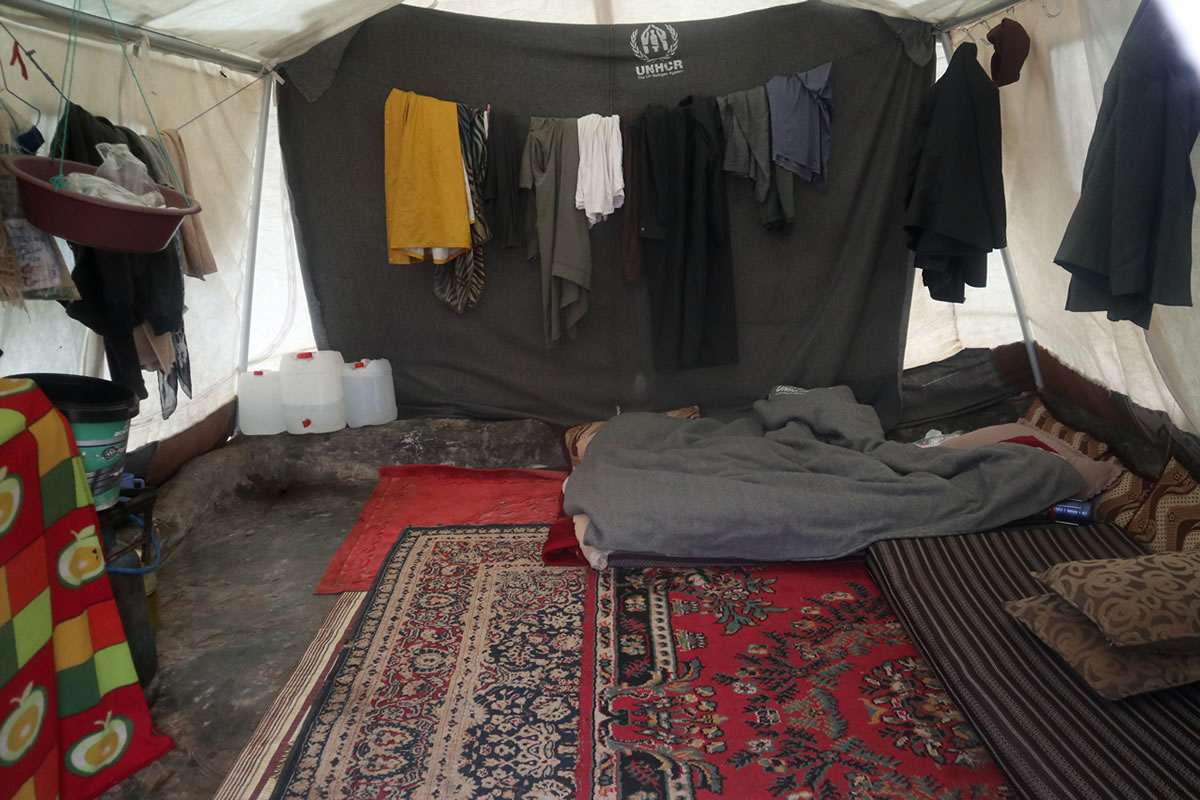 syria_displaced_7people_tent.jpg