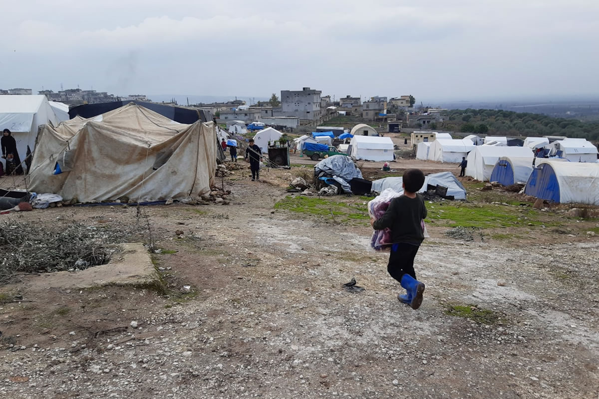 syria_displaced_kid_blanket.jpg